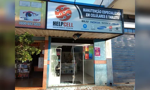 Bandidos estouram vitrine de loja e furtam celulares em Jardim Alegre