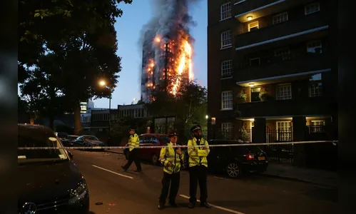 Grande incêndio em prédio residencial de Londres deixa ao menos 6 mortos