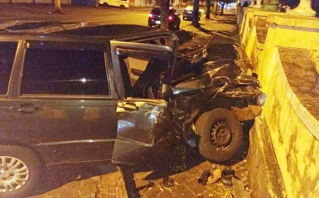 Uno conduzido por jovem ficou destruído após o acidente. Foto reprodução/WhatsApp
