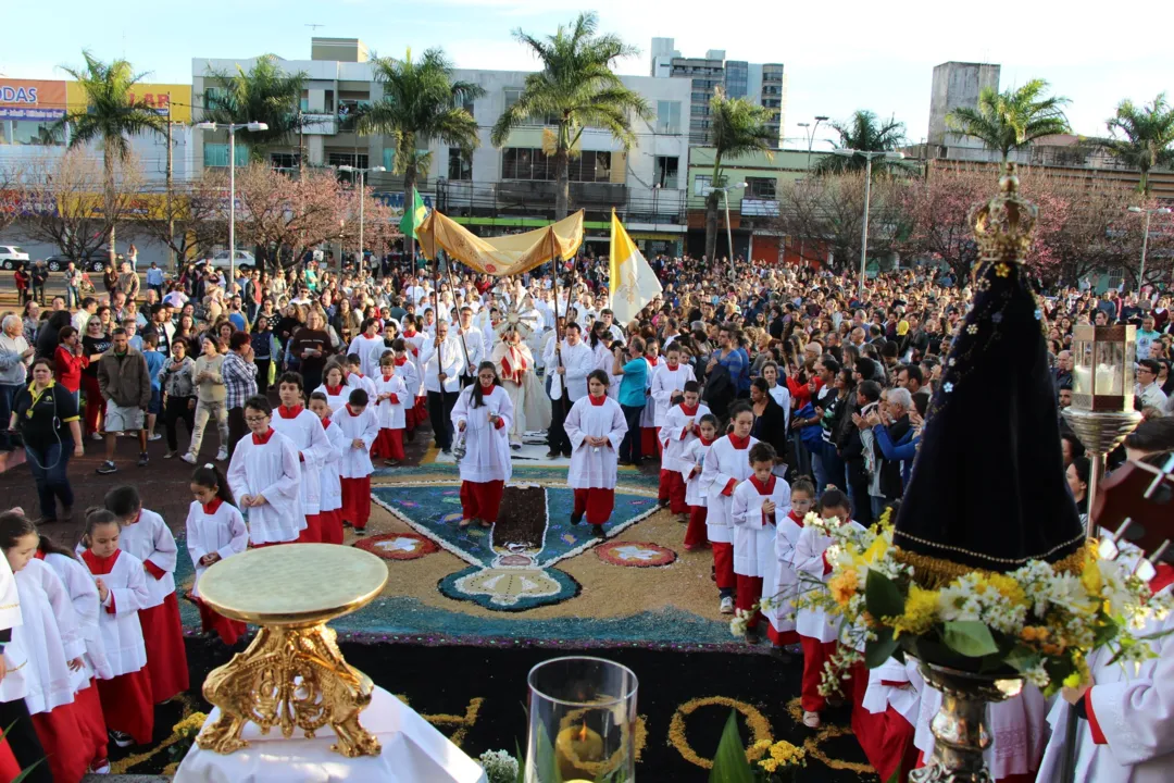 Celebração trouxe milhares de fiéis às ruas de Arapongas. (foto - assessoria /Prefeitura de Arapongas)