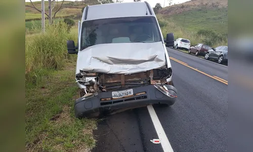 Acidente entre carro e van deixa um ferido na PR-466