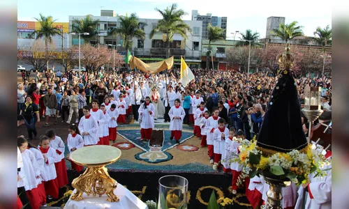 Procissão de Corpus Christi reúne multidão na Avenida Arapongas