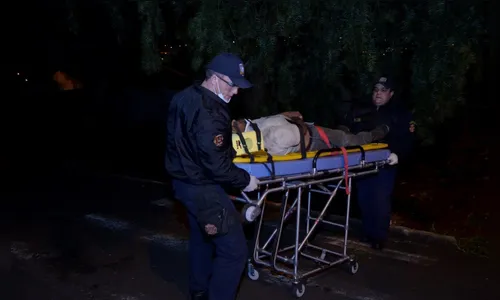 Caído na rua, homem embriagado é socorrido após acharem que ele tinha sido atropelado