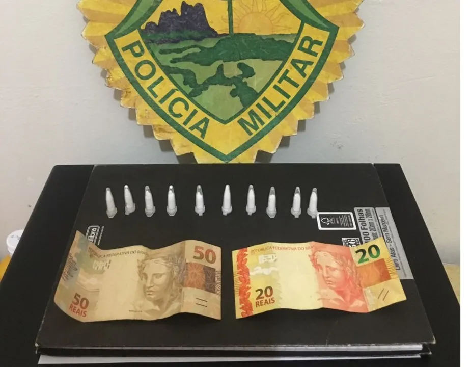 Foram encontrados 10 porções de cocaína e R$ 70 dinheiro. Foto: Divulgação PM