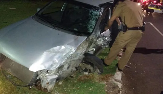 O impacto do carro com a moto foi tão forte que causou danos significativos no carro - Foto:  reprodução/whatsapp