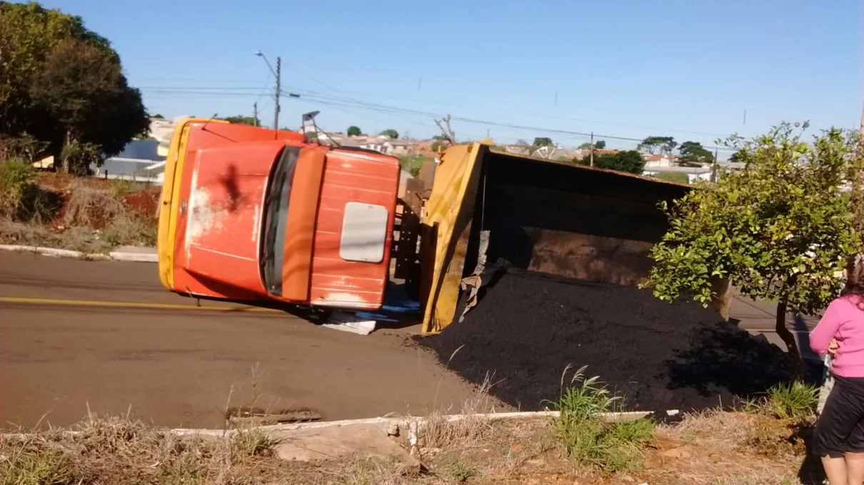 Caminhão tombou por volta das 14 horas. Foto: TNONline