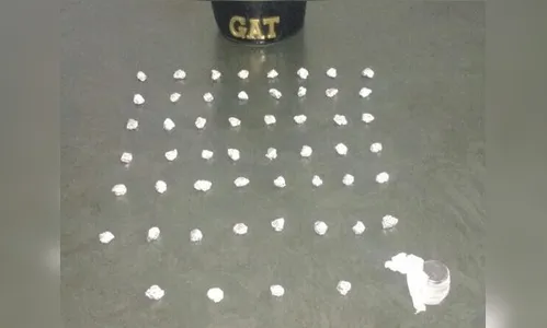 Dupla é presa com 52 pedras de crack prontas para venda