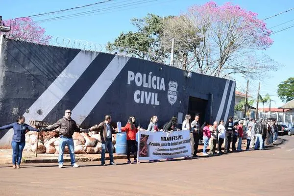 Manifestantes seguiram em passeata do centro até a cadeia de Ivaiporã | Foto: Ivan Maldonado