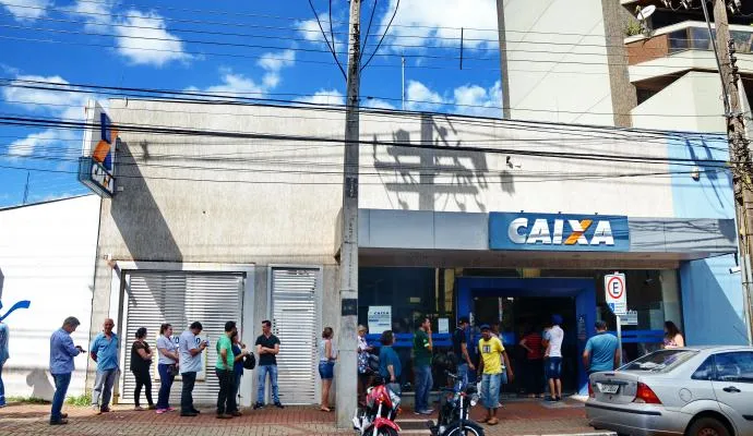 Os bancos ainda são proibidos de funcionar aos sábados por lei - Foto: Sérgio Rodrigo