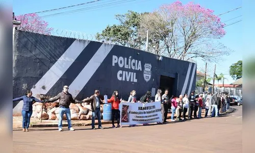 Manifestantes ‘abraçam’ cadeia para cobrar reforma e transferência de presos