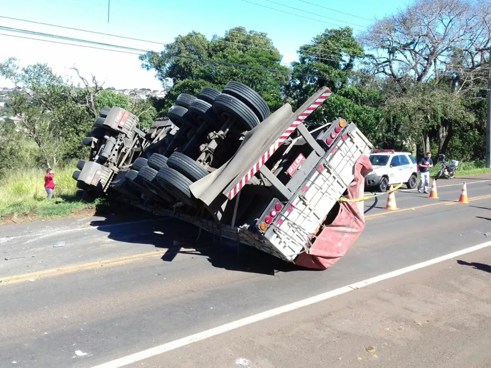 Caminhão teria tentando evitar a colisão mas não conseguiu e acabou capotando - Fotos - Delair Garcia