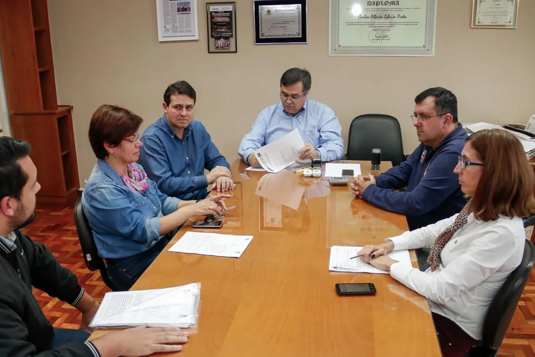 Termo de adesão a programa social foi assinado nesta terça-feira pelo prefeito Beto Preto - Foto: Edson Denobi/Assessoria de imprensa