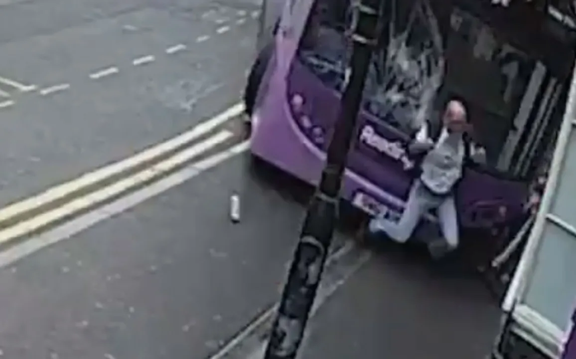 Homem foi atropelado por ônibus e nada sofreu: situação incrível - Foto: Reprodução/Twitter/Digital Sp