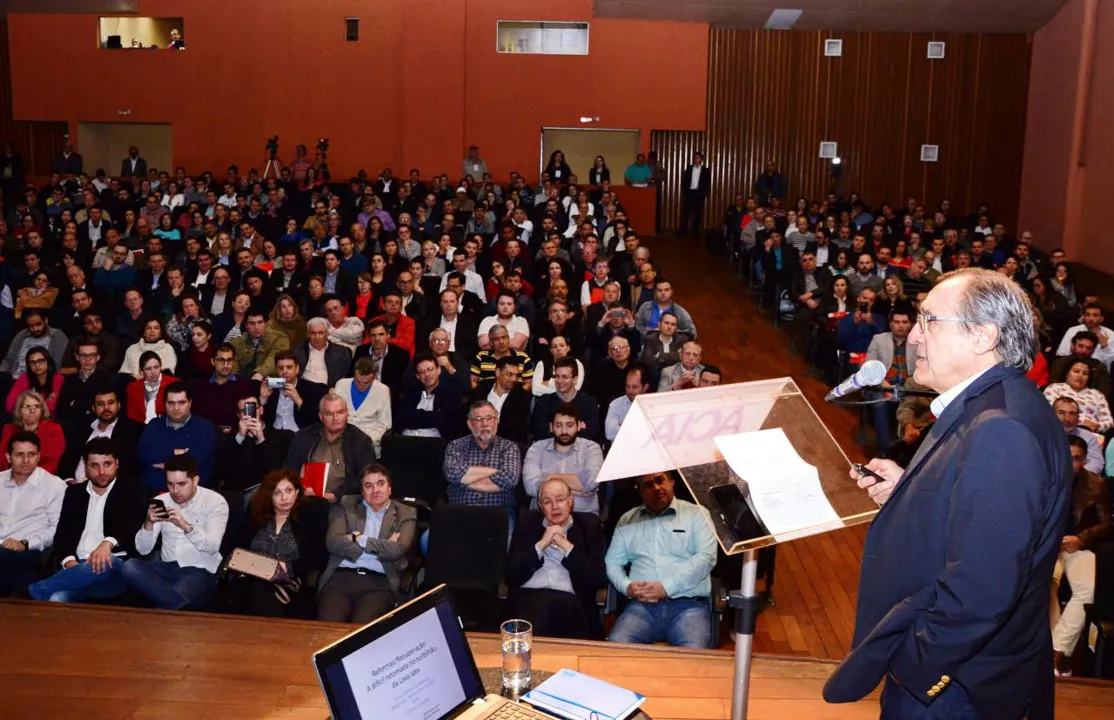 Jornalista Carlos Alberto Sardenberg durante palestra em Apucarana - Foto: Delair Garcia