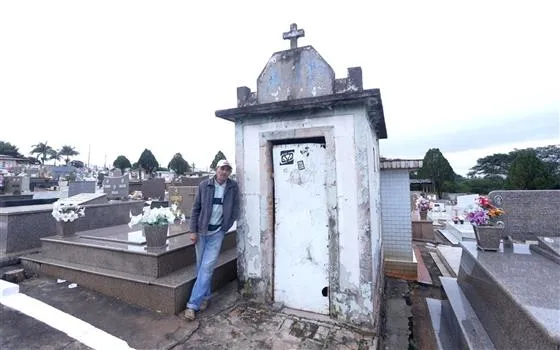  Edson Carvalho mora há 11 anos dentro de mausoléu no Cemitério de Marialva: sem medo de assombrações - Foto: J.C. Fragoso/O Diário