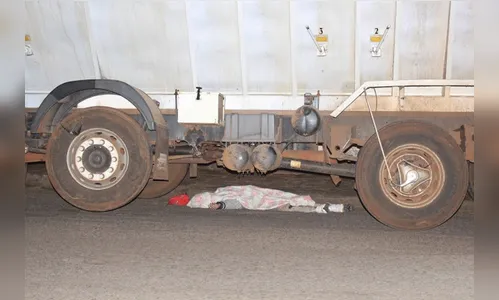 Morador de rua morre atropelado ao dormir embaixo de caminhão