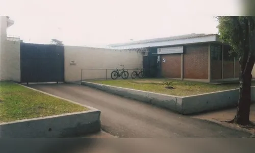 Adolescente é apreendido tentando invadir cadeia com 15 celulares