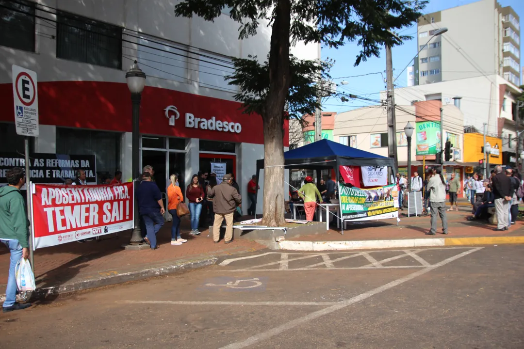 Protesto em frente ao banco Bradesco, em Apucarana. Foto: TNOnline