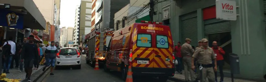 Bombeiros na frente do prédio onde o fato ocorreuFlávia Barros – Banda B