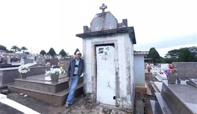 Edson Carvalho mora há 11 anos dentro de mausoléu no Cemitério de Marialva: sem medo de assombrações - Foto: J.C. Fragoso/O Diário