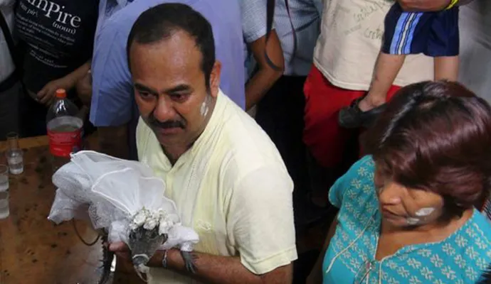 O prefeito estava muito feliz na cerimônia... (Foto: Reuters)