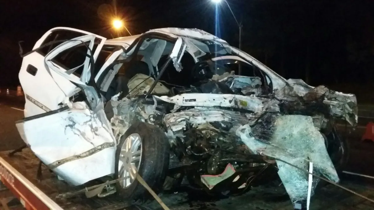 Carro conduzido por araponguense ficou destruído - Foto: Divulgação/PRF