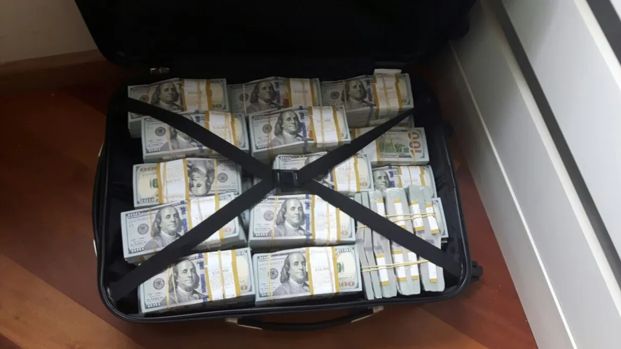 Uma parte do dinheiro foi encontrado dentro de malas em residência em Osasco (SP) (Foto: Divulgação/Polícia Federal)