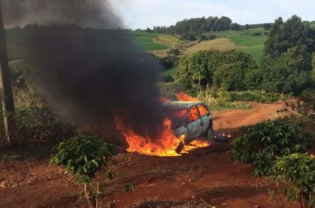 Veículo foi consumido pelas chamas. foto - Jandaia Online