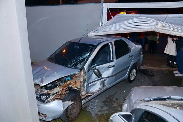 Veículo derrubou portão de casa (Foto: Sérgio Rodrigo)