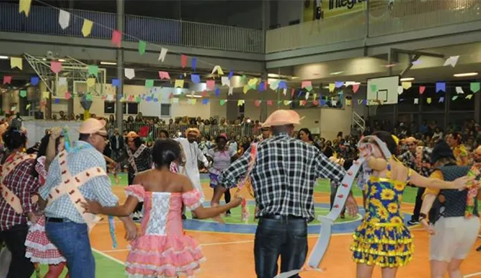 Os alunos dançaram e comemoraram os casamentos. (Foto: Divulgação Santo Inácio)
