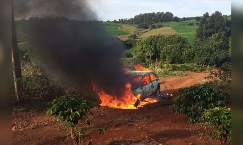 Incêndio destrói veículo em Jandaia do Sul