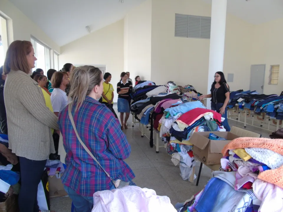 Várias peças de roupas foram arrecadadas pela prefeitura. Foto: Divulgação/Jandaia Online