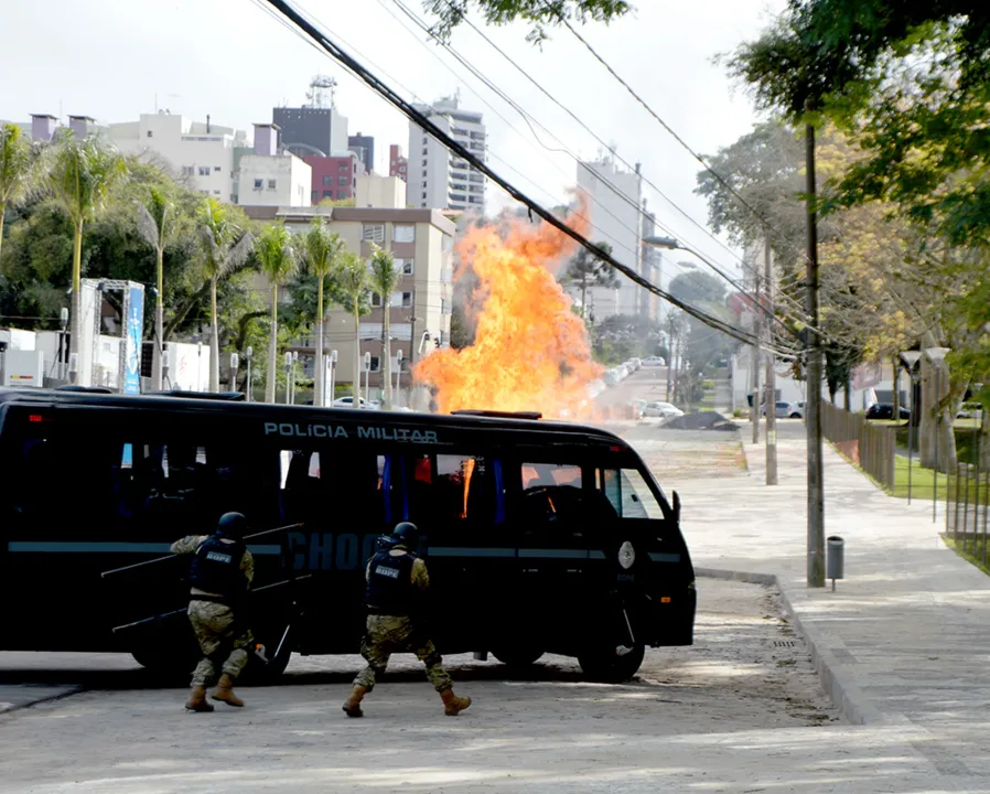 PM simulou abordagem em veículo, simultaneamente à explosão de duas fireballs - Foto: Divulgação/PM