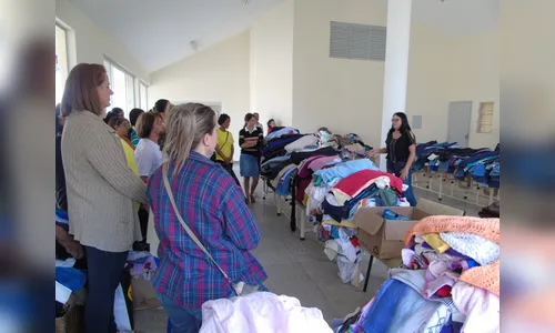 Prefeitura entrega roupas e cobertores arrecadados à população carente