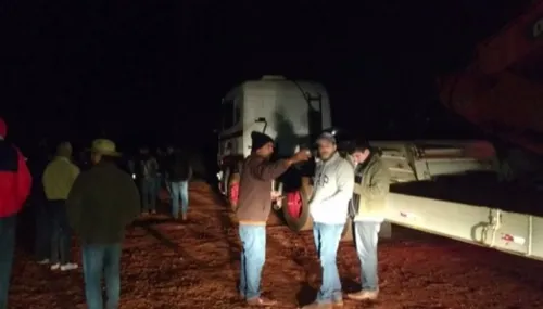 Grupo passou a madrugada na Estrada do Ceboleiro durante ação rápida contra novo bloqueio (foto - Reprodução - Movimento Tarifa Zero)