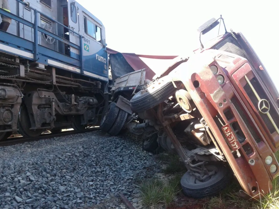 Trem e caminhão colidiram no fim da manhã desta quinta-feira (6). Foto: WhatsAoo