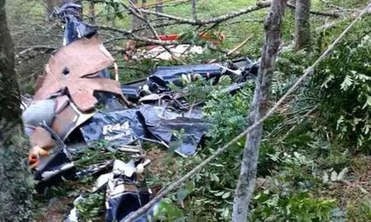 Destroços do helicóptero que levava quatro pessoas para um casamento em São Lourenço, interior de São Paulo - Foto: Corpo de Bombeiros/Divulgação