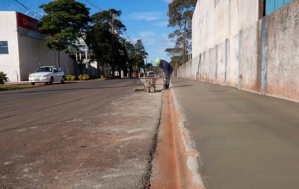 Prefeitura faz calçada na Rua José Ferragine - Foto: Edson Denobi