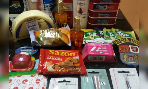 
							Jovem é flagrada furtando cosméticos e alimentos em supermercado
						
						