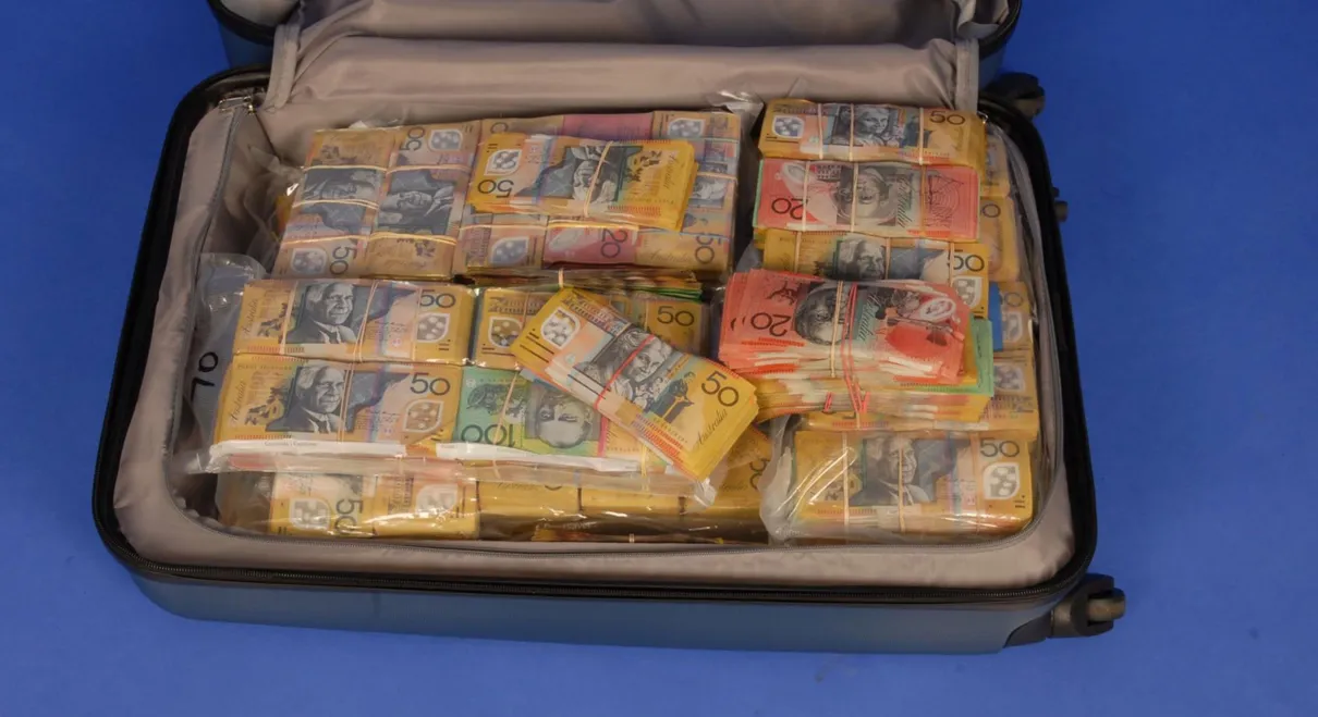 A maleta com dinheiro localizada pela polícia da Austrália - Foto: Australian Federal Police/Facebook