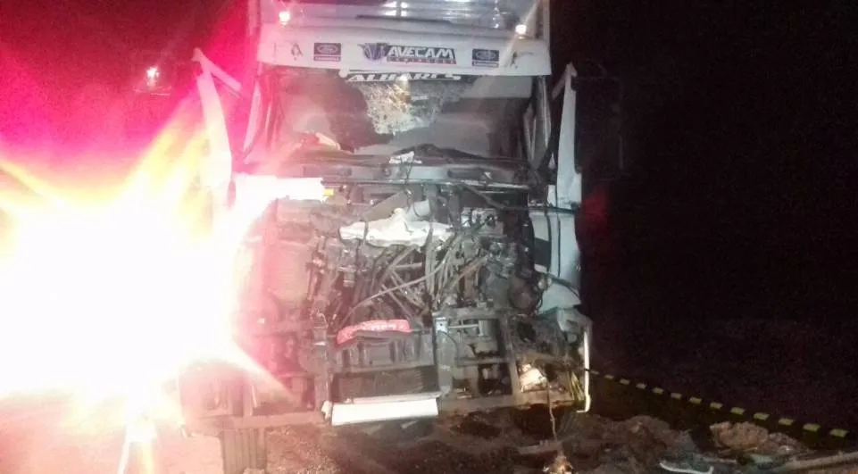Motorista do veículo que bateu na traseira do outro não resistiu aos ferimentos - Foto: Divulgação/PRF