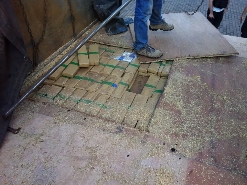 Mais de 2 toneladas de maconha estavam camufladas em carga de soja - Foto: PF/Divulgação