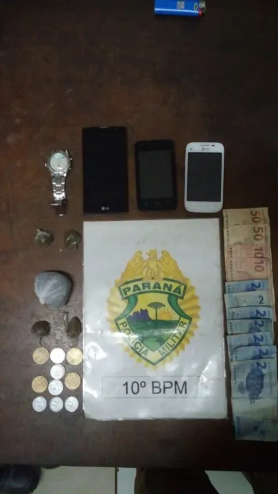 Polícia aprendeu drogas, dinheiro e celulares com os adolescentes. Foto: Divulgação/PM