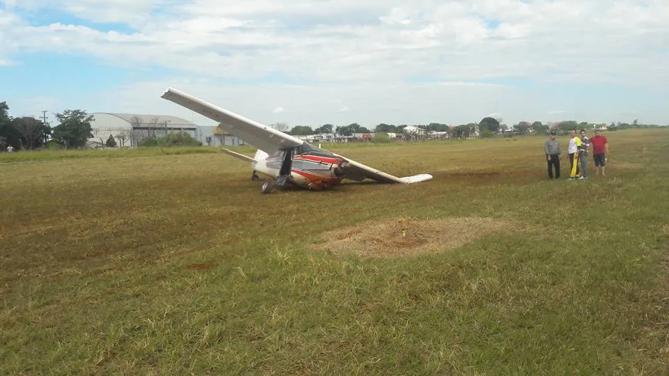 Uma das asas do avião acabou danificada - Foto: Portal Hora Certa