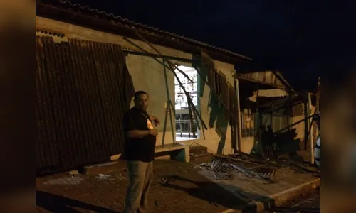 Carro desengatado desce avenida e destrói fachada de bar em Novo Itacolomi