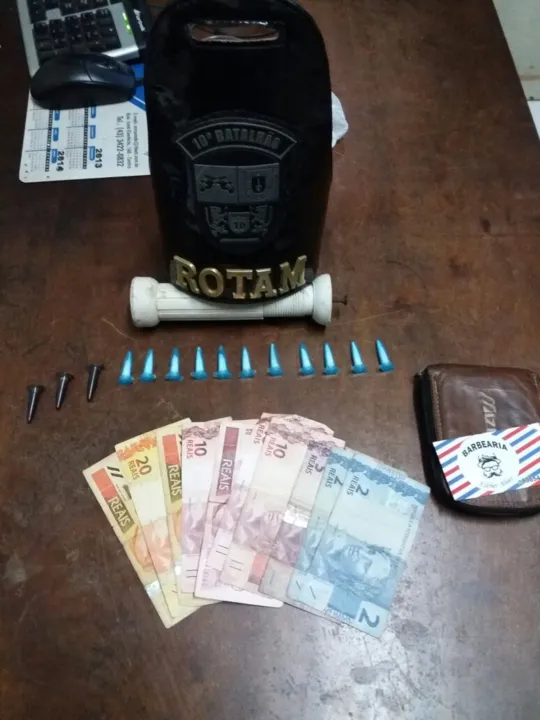 Polícia apreendeu 11 pinos com cocaína e mais de R$ 100 em dinheiro. Foto: Divulgação/PM
