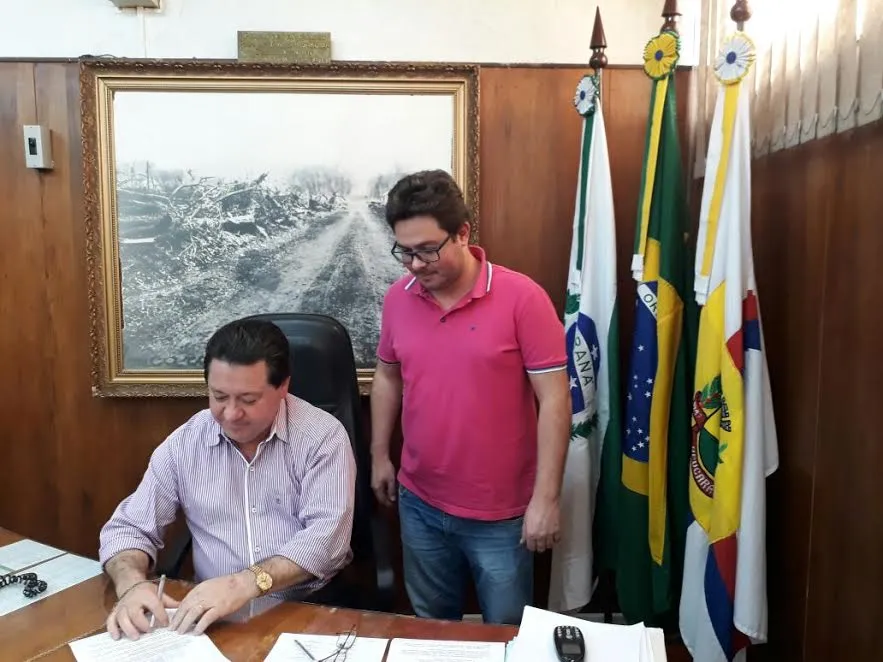 A Lei, de autoria do vereador Lucas Ortiz Leugi foi promulgada pelo presidente do legislativo, vereador Mauro Bertoli - Foto - Divulgação