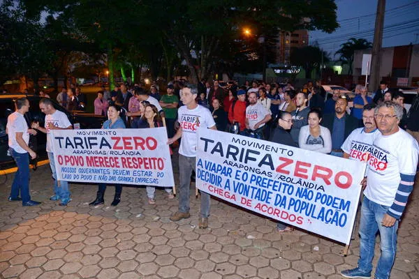 Manifestantes levaram faixas para frente da Prefeitura de Araponga | Foto: Sérgio Rodrigo/TN