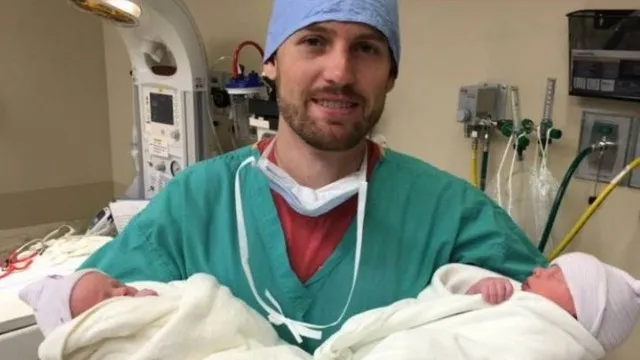 Pai segura filhos gêmeos após parto: vitória da esperança - Foto: Reprodução/Facebook