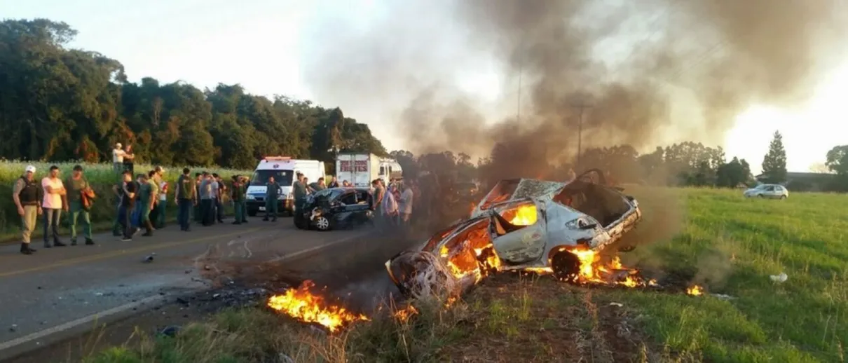 Carro dirigido por moça pegou fogo após colisão: cinco mortos - Foto: Divulgação/Rádio Diário AM